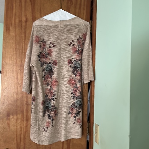 Lightweight rose pattern duster, size medium - Picture 2 of 3